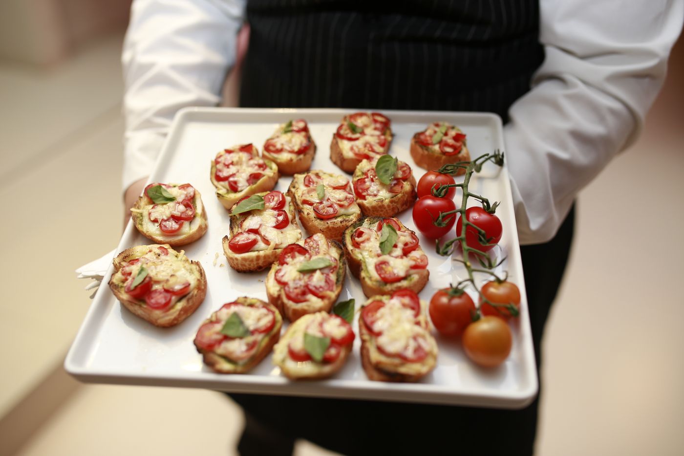 Plateau de bouchées porté par un serveur