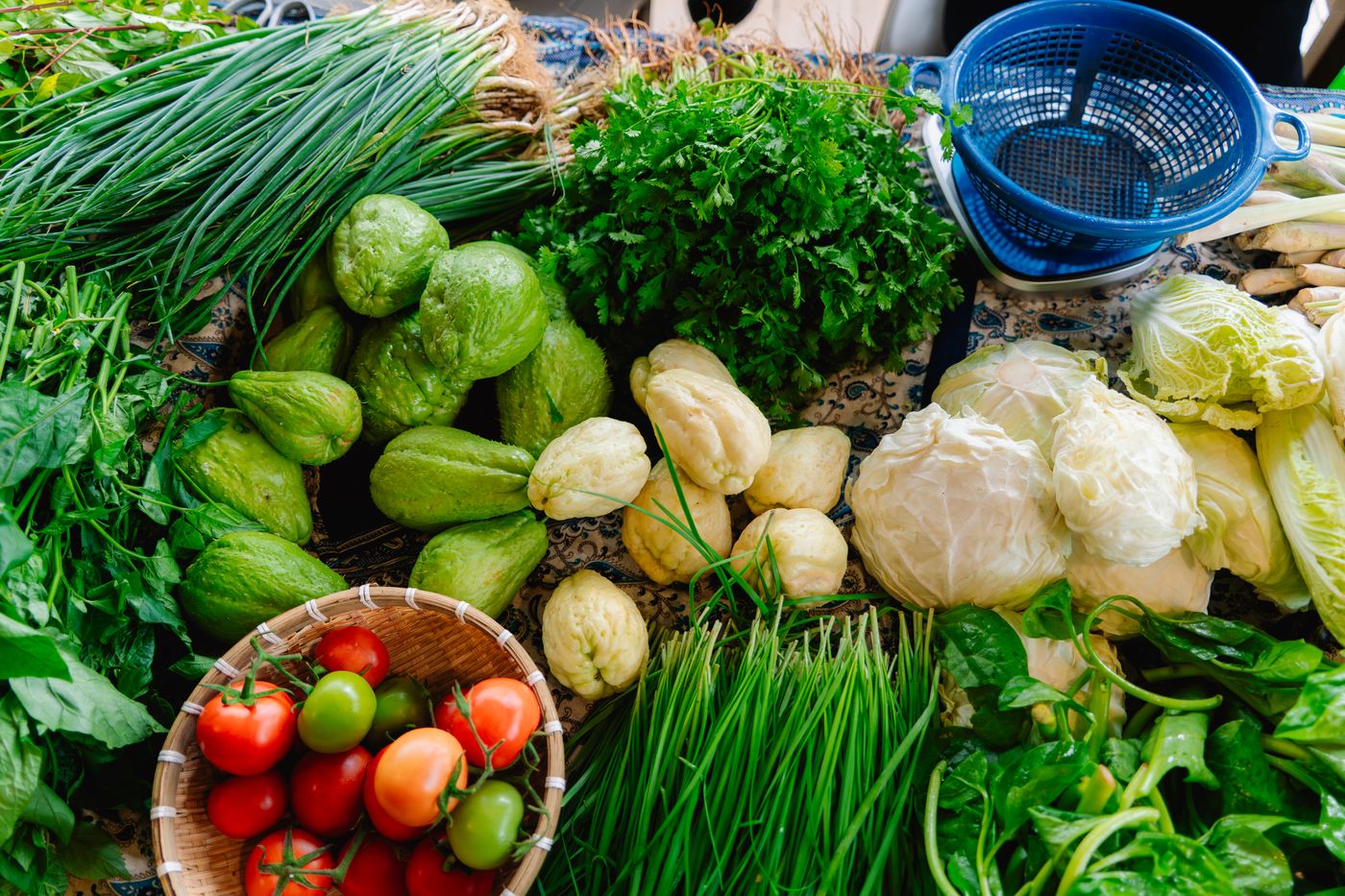 Légumes frais sur un étal de marché