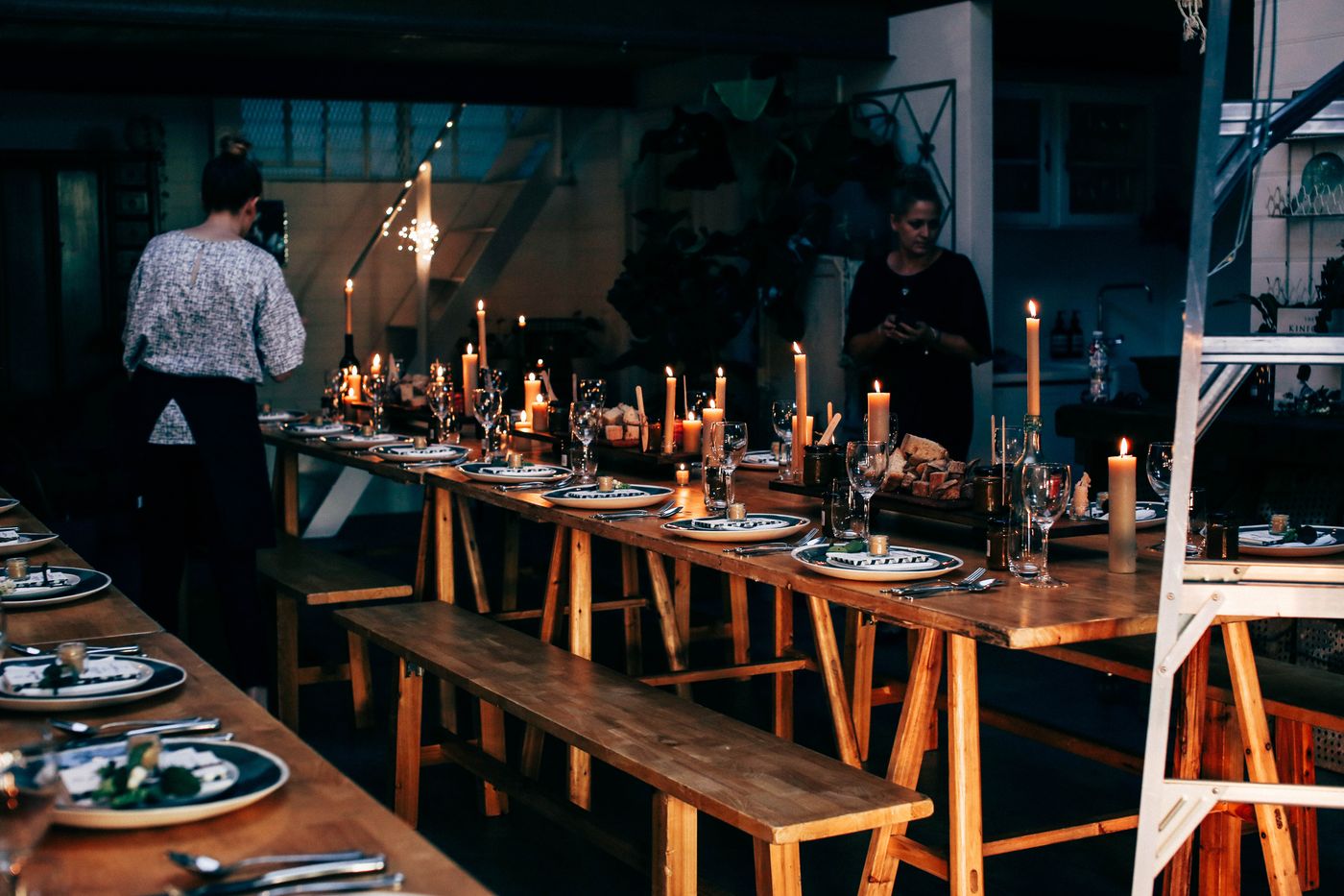 Longue table dressée pour un dîner