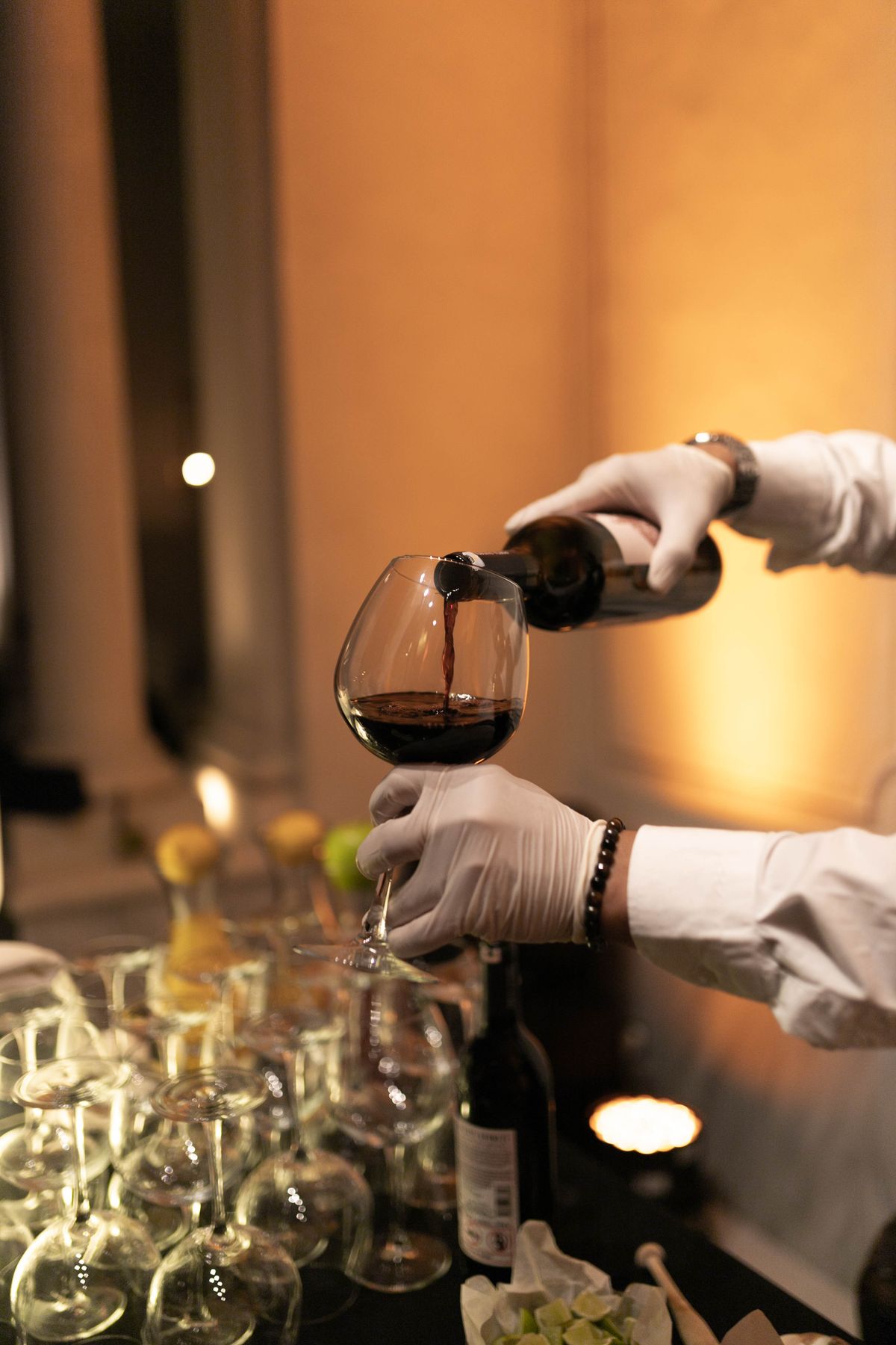 Serveur qui verse du vin